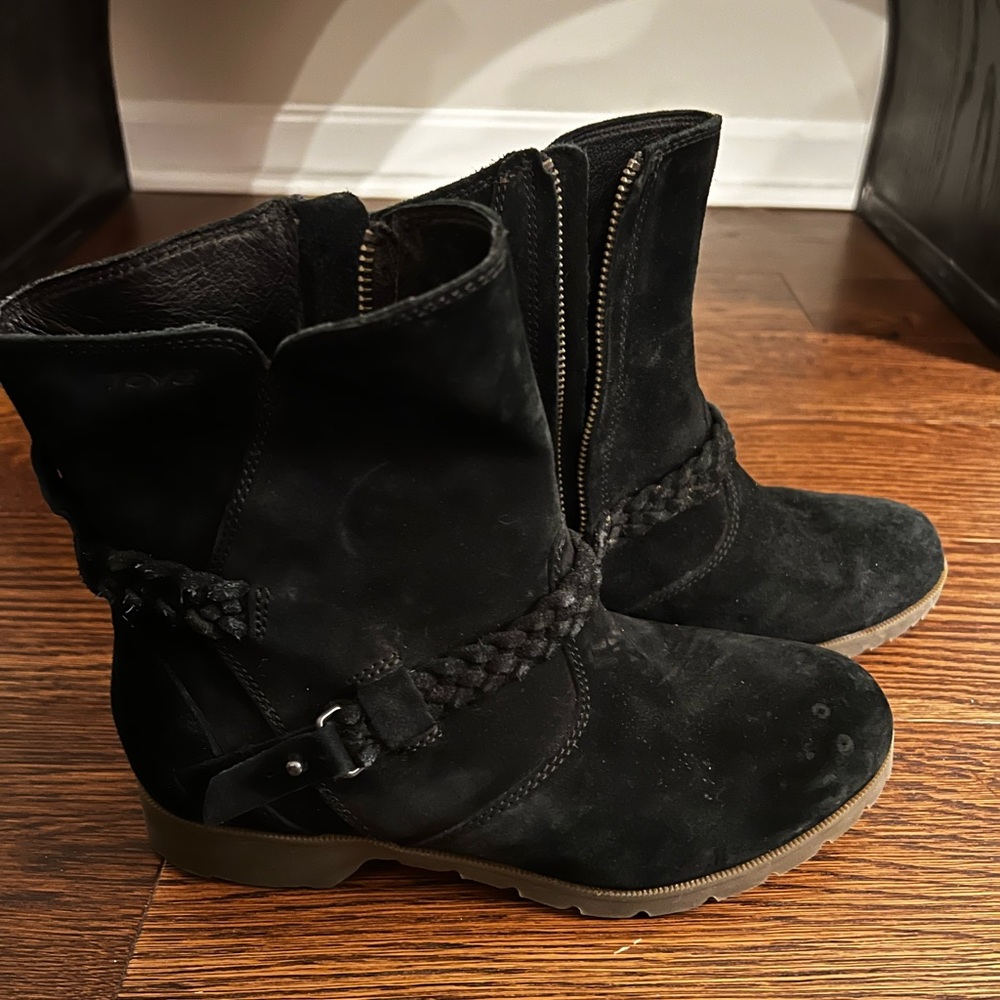 TEVA Black suede Boots - SIZE 7 - EUC